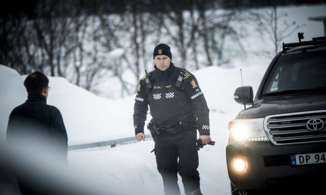 2018 Innsatsleder Brian Skotnes foran garasjen. Seterbråtveien 95 på Bjørndal, Oslo. Skyting i garasjeanlegg. En mann skutt. Politi, Delta, Bevæpning, kriminaltekniker, Sikring av spor. Innsatsleder Brian Skotnes foran garasjen. Politi som går fra dør til dør for å intervjue folk. Foto: Lars Eivind Bones / Dagbladet